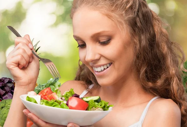 Friss salátát evő nő — Stock Fotó