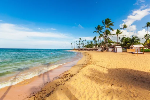 Beautiful tropical sand beach — Stock Photo, Image