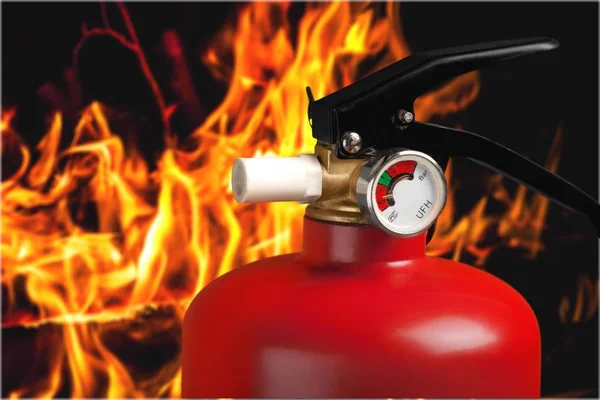 Extintor de incendios y llamas — Foto de Stock