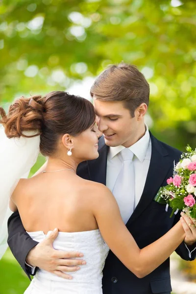 Alleen jonge echtpaar — Stockfoto