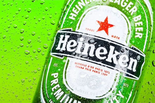 Cerveja Heineken em segundo plano — Fotografia de Stock
