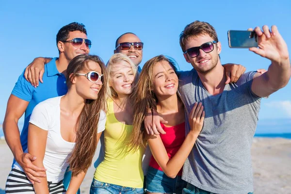 Amigos fazendo selfie na praia — Fotografia de Stock