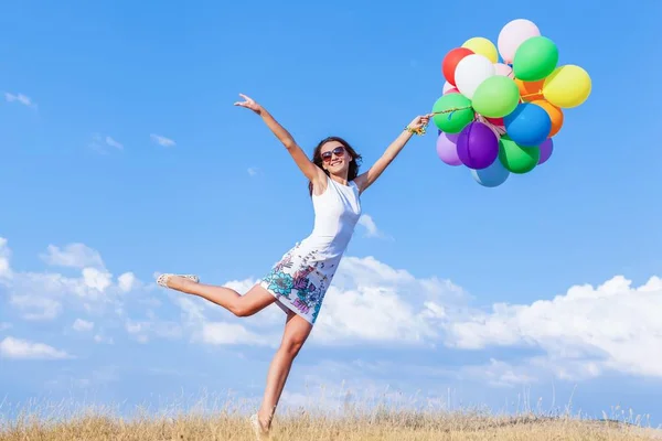 Mujer joven sosteniendo globos —  Fotos de Stock