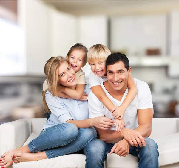 Hermosa familia sonriente —  Fotos de Stock