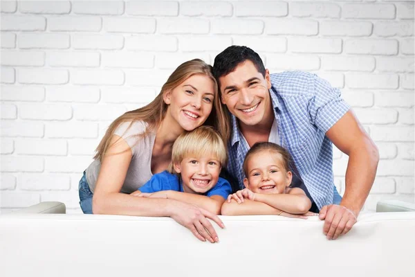 Hermosa familia sonriente en la habitación —  Fotos de Stock