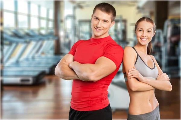 Pareja deportiva en el gimnasio — Foto de Stock