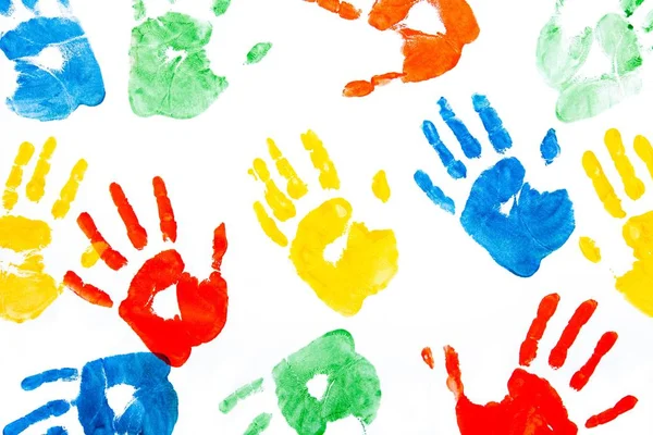 Многоцветные раскрашенные отпечатки рук — стоковое фото