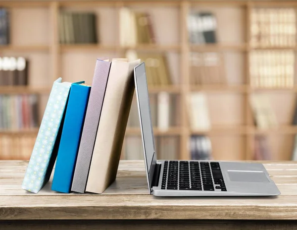 Pilha de livros com laptop — Fotografia de Stock