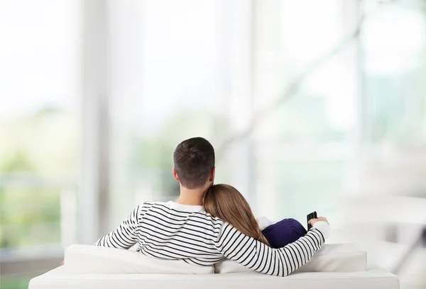 Casal no sofá em casa — Fotografia de Stock