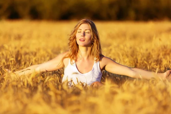 Jeune femme au coucher du soleil — Photo