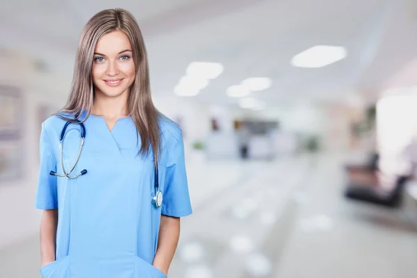 Женщина-врач в коридоре больницы — стоковое фото