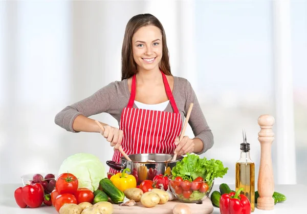 Belle femme aux légumes frais — Photo