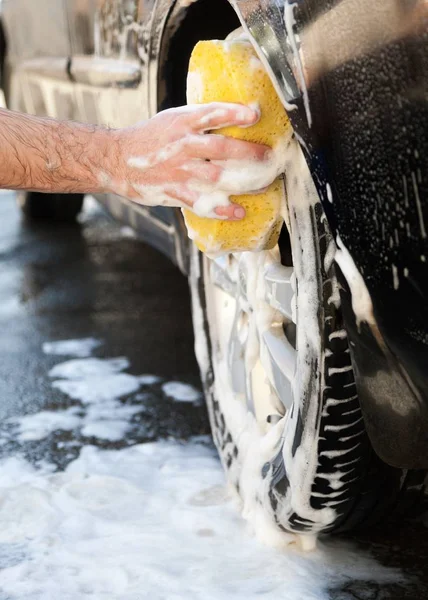 Man tvättar en soapy bil — Stockfoto