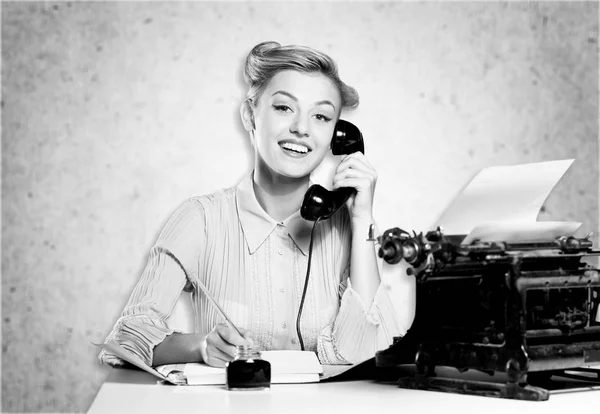 Mulher falando no telefone vintage — Fotografia de Stock