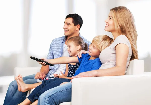 Hermosa familia encantadora viendo la televisión —  Fotos de Stock