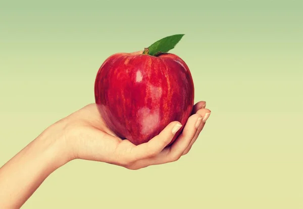 Mano sosteniendo manzana roja grande — Foto de Stock