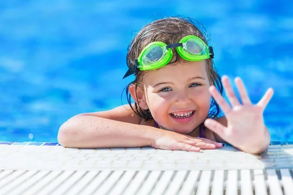 Niña nadando en la piscina — Foto de Stock