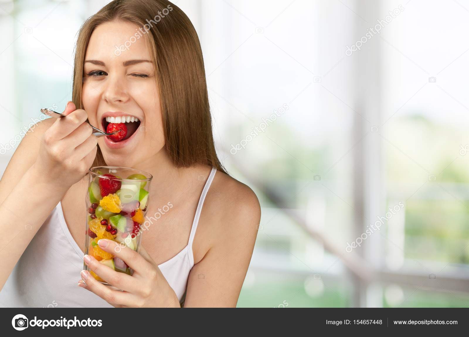 Фруктовая девочка. Девушка ест фрукты. Женщина которая кушает фрукт. Человек ест фрукты. Девушка кушает фрукты.