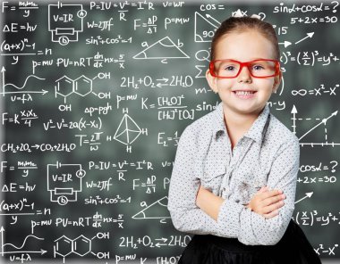 blackboard yakınındaki gözlüklü kız