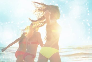 genç kadın deniz kıyısında yürüyüş 