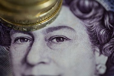 banknot ve altın sikke yakın çekim görünümü