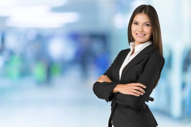 Takım elbiseli genç iş kadını