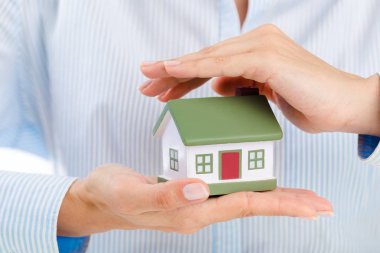 küçük ev tutan eller 