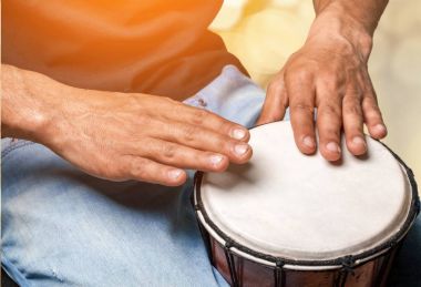 Erkek el davul çalmaya