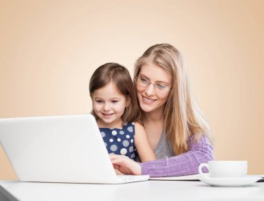 dizüstü bilgisayar kullanan küçük kız kadınla