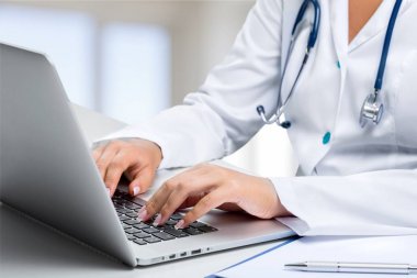 Doktor dizüstü bilgisayarla çalışıyor