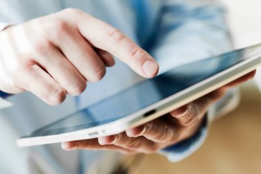 işadamı ve tablet pc  
