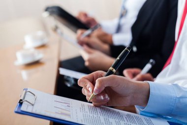 İşadamları ve iş kadını elinde