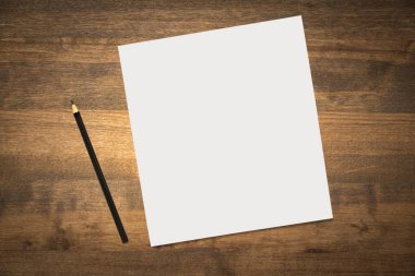 boş kağıt levha ve kalem