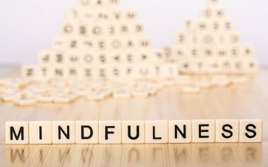 Mindfulness işareti ahşap küpleri ile 