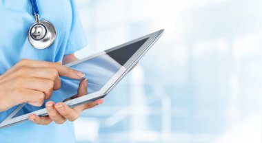 tablet pc ile çalışan doktor
