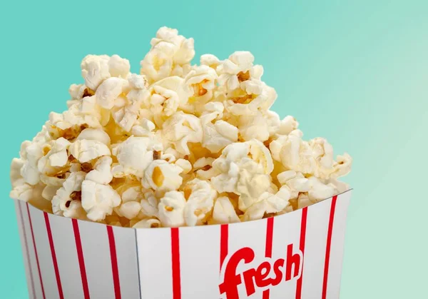 Popcorn-Essen im Karton — Stockfoto