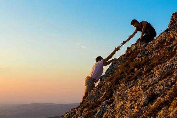 Men climbing on mountain — Stock Photo, Image