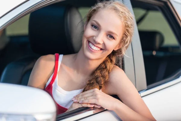 Молодая счастливая женщина в машине — стоковое фото