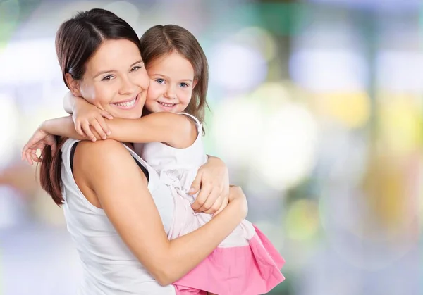 Mutter und Tochter umarmen — Stockfoto