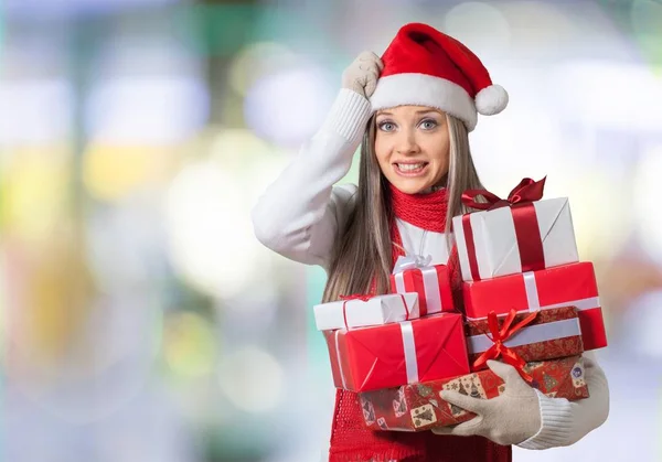 Noel Baba şapkalı güzel kadın. — Stok fotoğraf