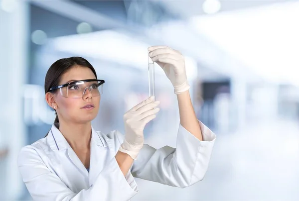 Jovem cientista feminina — Fotografia de Stock