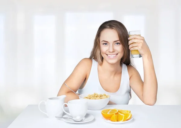 Mulher desfrutando café da manhã — Fotografia de Stock