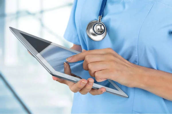 Médecin travaillant avec tablette pc — Photo