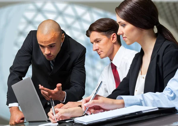 Businesspeople discussing something — Stock Photo, Image