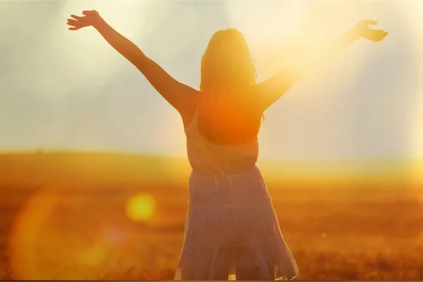 Donna sul campo sotto la luce del tramonto — Foto Stock