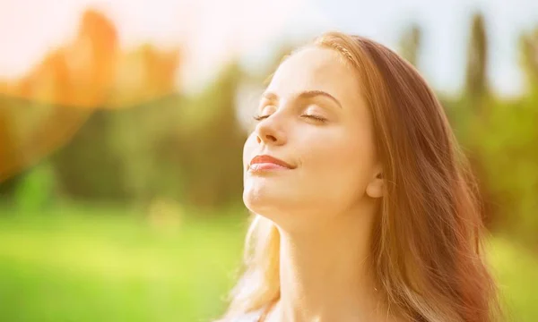 Femme sous la lumière du coucher du soleil — Photo