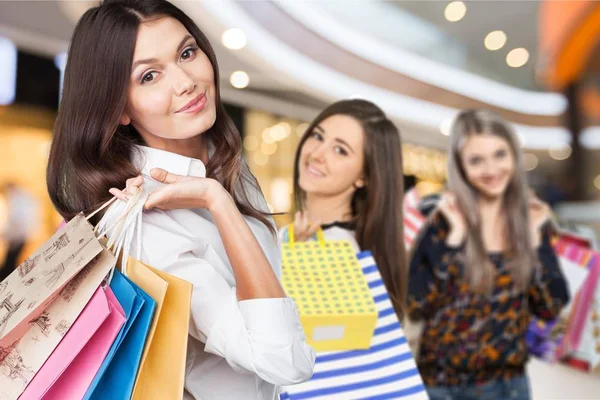 Vrouwen met boodschappentassen — Stockfoto