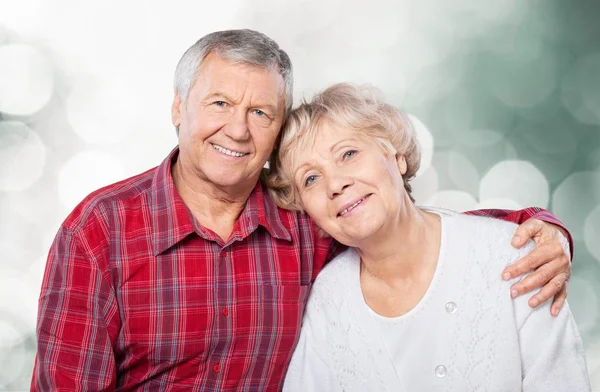 Щаслива старша пара посміхається — стокове фото