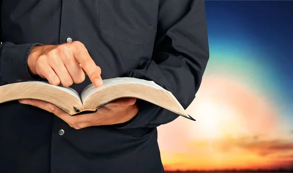 Man lezing Bijbel — Stockfoto