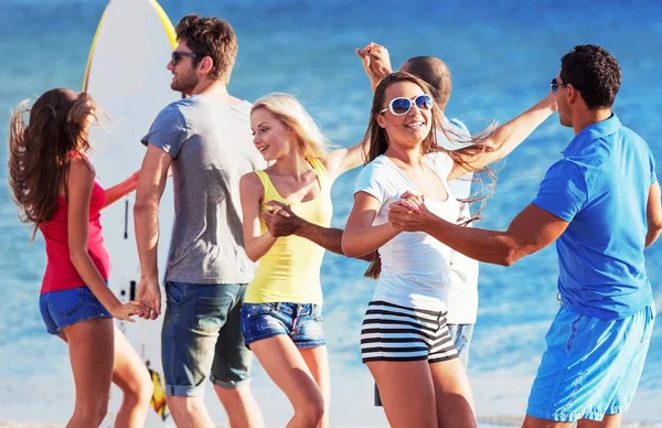 Freunde feiern am Strand — Stockfoto